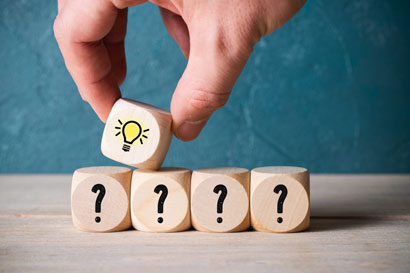 Würfel mit Fragezeichen als Symbol für Fragen in der Studienberatung