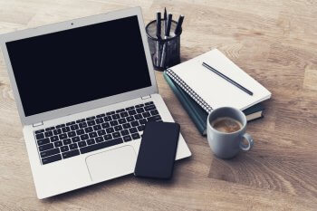 Laptop, Kaffee, Handy, Collegeblock, Stifte