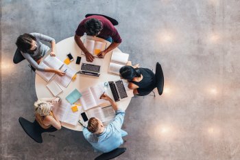 Studentische Lerngruppe sitzt an einem Tisch