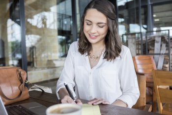 Studentin unterschreibt Vertrag für Studentenjob