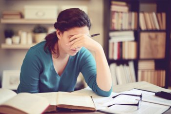 Studentin verzweifelt über Lernmaterial