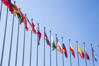 Eine Reihe von Fahnenstangen mit Fahnen unterschiedlicher Nationen