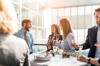 Messe-, Kongress- und Eventmanagement Studium Junge Business-Menschen stehen auf einem Event an einem Tisch zusammen