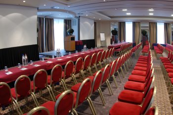 Messe Kongress Eventmanagement Job Leere Stuhlreihen in einem Kongresssaal