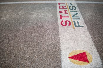 Start- und Ziellinie auf Asphalt