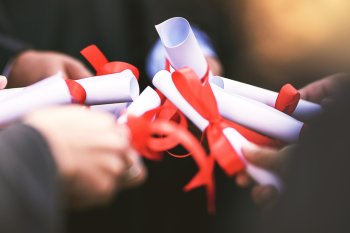 Urkunden verschlossen mit roten Schleifen