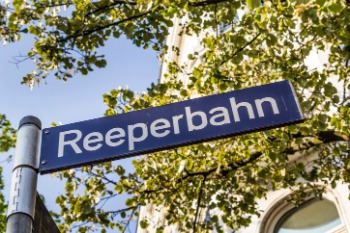 Straßenschild "Reeperbahn" in St. Pauli Hamburg