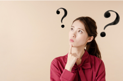 Junge Frau denkt nach