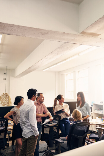 Eine Gruppe von Studierenden unterhält sich